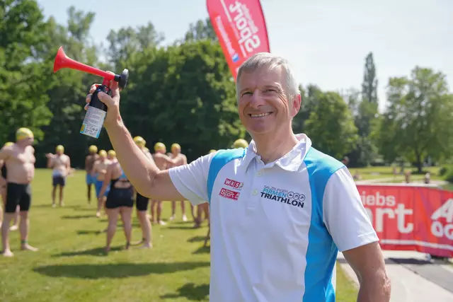 Klaus Hrazdira, Vizepräsident des WKS-Betriebssports gab das Startsignal.  | Foto: Stefan Schubert