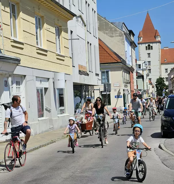 Die Fahrt führte auch durch die Bahngasse. | Foto: Radlobby WRN