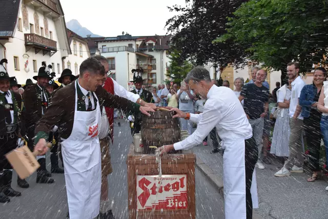 Das gewaltige Fescht begann mit einem Bieranstich, den MK-Obmann Karl Penz mit Hilfe von Bgm. Johann Deutschmann vornahm. | Foto: Fitsch/Kainz