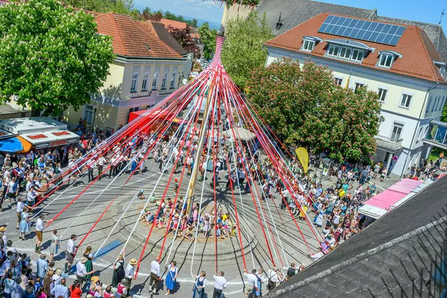 Blick über den Hauptplatz in St. Valentin: Heuer war die Stadt Austragungsort des NÖ-Volkskulturfestivals "aufhOHRchen". | Foto: Wolfgang Simlinger