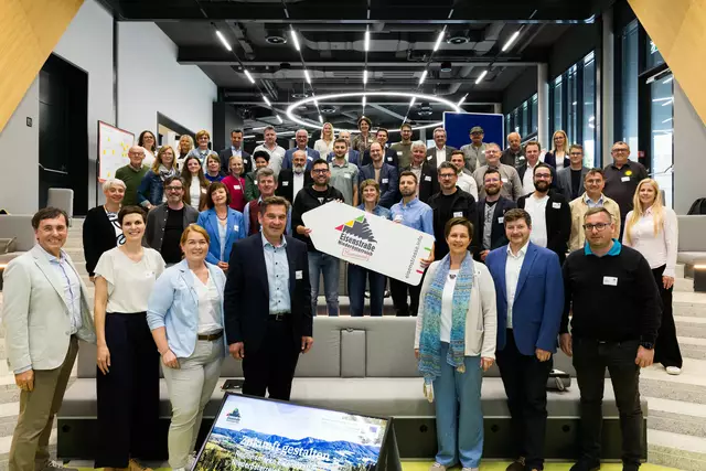 Vertreterinnen und Vertreter aus Wirtschaft, Gemeinden und regionalen Organisationen arbeiteten gemeinsam an der Zukunft des Wirtschaftsstandorts Eisenstraße.
 | Foto: Markus Morawetz/Eisenstraße Niederösterreich