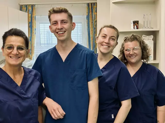 In der Zahnarzt-Praxis von Dr. Christina Klinger (2.v.r.) ist Julian Wolmersdorfer (2.v.l.) aus Gresten als Assistent der "Hahn im Korb". Im Interview gibt er Auskunft über seine große Leidenschaft.