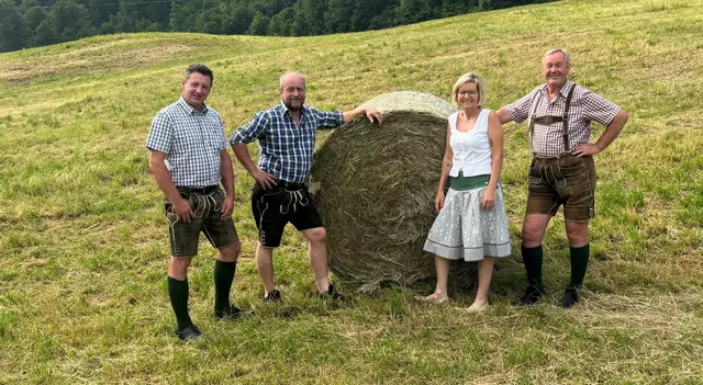 Josef Loidl, Lorenz Müllegger, Ines Schiller und Johann Nemec ziehen beim Thema "Härteausgleich für Ischler Landwirte" an einem Strank. | Foto: Gde. Bad Ischl