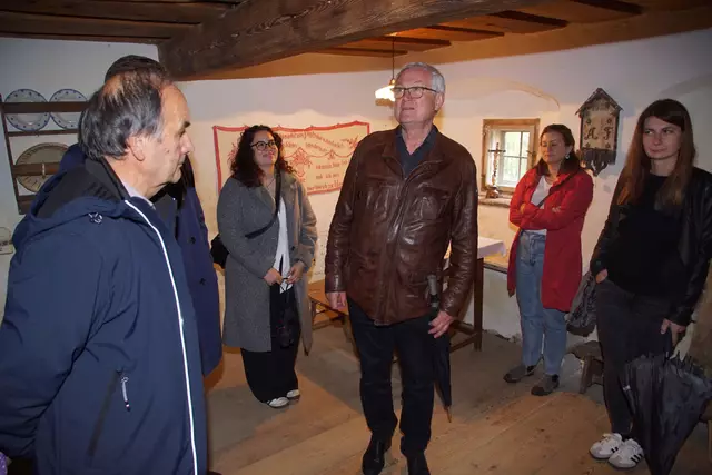 Josef Schütz mit den Exkursionsteilnehmern in der Stube am Unterkagererhof.  | Foto: Helmut Eder