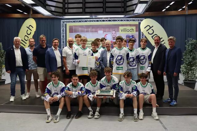 Die U17 durften sich auch in das Buch der Stadt eintragen. | Foto: MeinBezirk.at