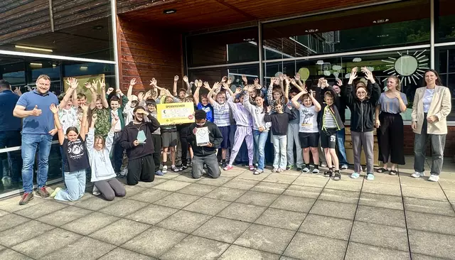 Die Schülerinnen und Schüler der MS Dr. Posch präsentieren den Spendenscheck für die Krebshilfe Tirol. | Foto: Mittelschule Dr. Posch