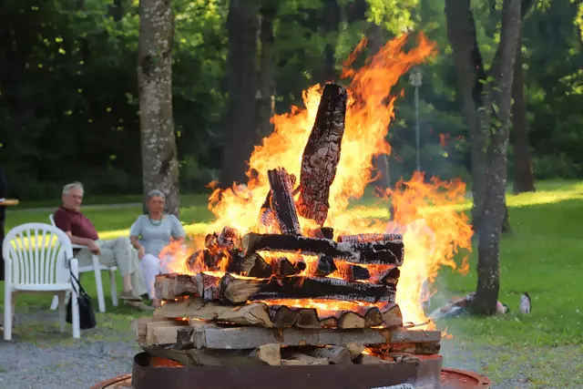 Im Gedenken an die Opfer von Graz wurde ein großes Feuer entzündet | Foto: Iris Bloder