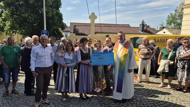 Renate Danninger übergibt den Scheck an Pfarrer August Aichhorn. | Foto: Danninger