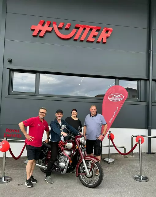 Offizielle Übergabe der neuen Jawa an Gerhard Liebmann (2.v.l.) | Foto: Hütter