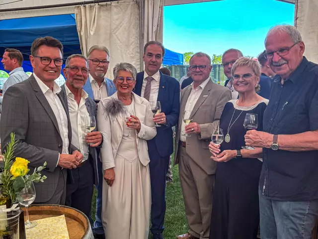 GVV Präsident Bgm. Erich Trummer, Alt-Bürgermeister Alfred Krenn (Sigless, 2002-2012), Alt-Bürgermeister Josef Kutrovatz (Sigless, 2012-2021), Bgm.in Ulrike Kitzinger, Landesrat Leonhard Schneemann, Alt-Landeshauptmann Hans Niessl, Herbert Wagner, Doris Wagner | Foto: Büro LR Schneemann