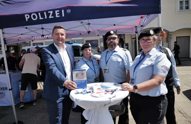 Sicherheitsstadtrat Michael Raml (FPÖ) lud am Samstag zum Linzer Sicherheitstag auf den Hauptplatz ein. | Foto: Stadt Linz