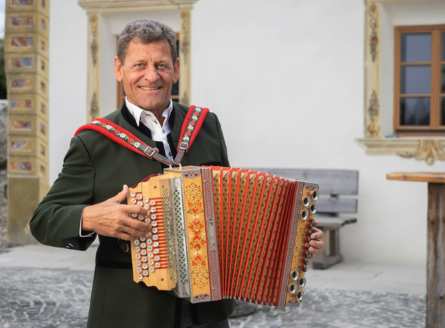 Der Begriff musikalisches Multitalent trifft wohl auf niemanden besser zu als auf Franzl Posch.  | Foto: ORF Tirol