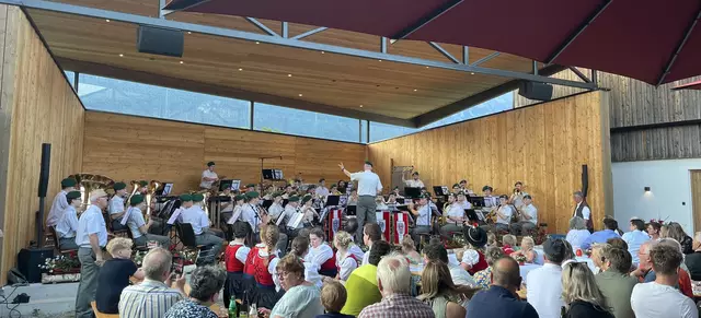 Die Militärmusik Tirol beehrte Oberlangkampfen mit einem Bezirkskonzert.  | Foto: Barbara Fluckinger