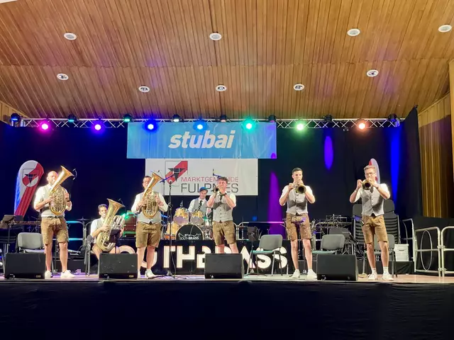 Die Südtiroler Blasmusikgruppe Southbrass heizte im vollen Fulpmer Pavillonzelt so richtig ein. | Foto: Mair