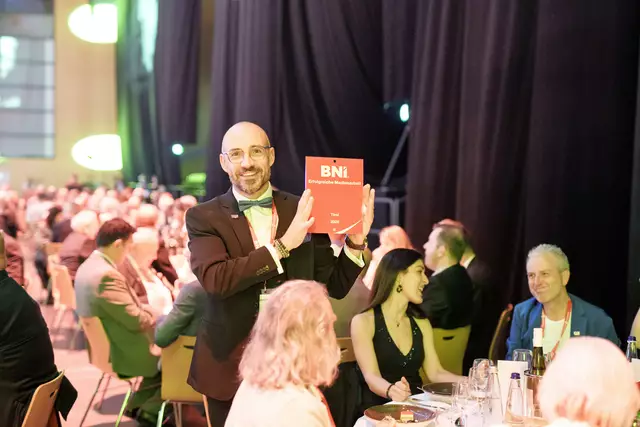 Enrico Maggi, GF BNI Tirol bei der Entgegennahme des BNI Medien-Awards 2025 | Foto: BNI