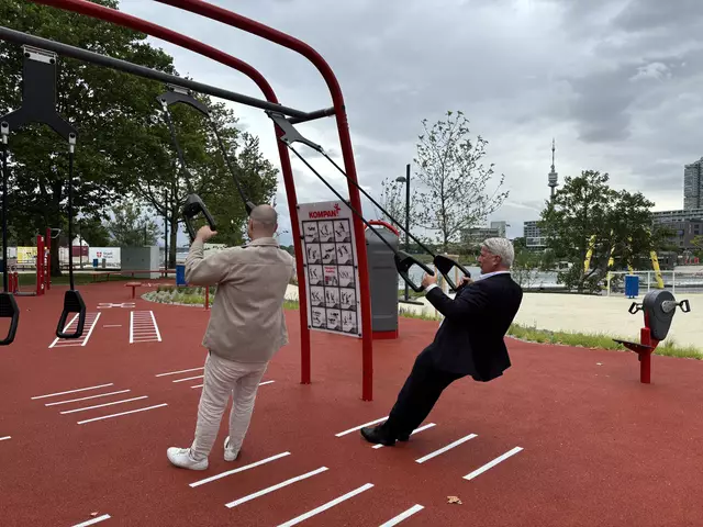 Bezirksvorsteher Ernst Nevrivy (SPÖ, r.) probierte sich schon mal an den Fitnessgeräten. | Foto: Luise Schmid/MeinBezirk