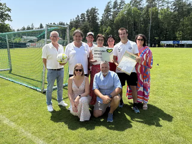 Gemeindevorstand Kurt Lengauer, Obmann und Bürgermeister Wolfgang Stefitz, Gemeindevorstand Matthias Burtscher, Landesrätin Beate Prettner, Gemeinderätin Isabella Gelbmann, sportlicher Leiter Christian Hober, Birgit Liesnig (Unterabteilung Gesundheitsförderung; hinten von links), Gemeinderätin Anja Krojnik und Vizebürgermeister Wolfgang Tischler (vorne von links) | Foto: Büro LR.in Prettner