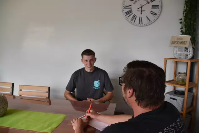 Der 18-jährige Julian Wolmerdorfer aus Gresten gibt im Interview mit MeinBezirk-Redaktionsleiter Roland Mayr Auskunft über seine große Leidenschaft zu seinem Beruf als zahnärztlicher Fachassistent. | Foto: Natalie Wolmersdorfer