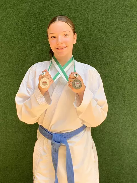 Julia Dullnig mit ihren verdienten Medaillen | Foto: Karate Union Köflach