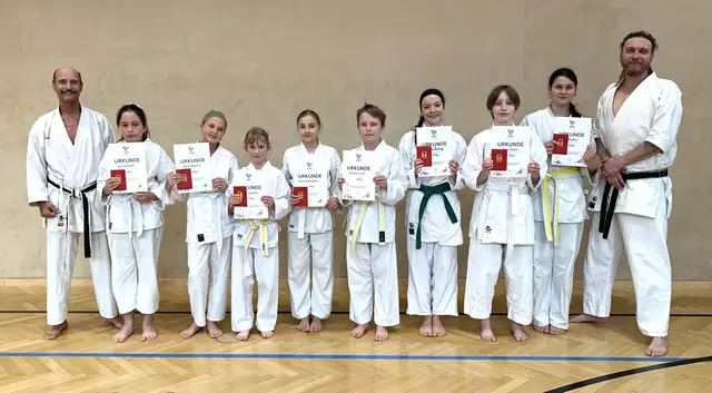 Die Karate Union Köflach setzt stark auf die Nachwuchsarbeit. Auf dem Foto: Die Trainer Ferdinand Hörmann (l.) und Stefan Laczaj (r.) mit ihren Schützlingen, darunter auch Julia Dullnig (4.v.r.) | Foto: Karate Union Köflach