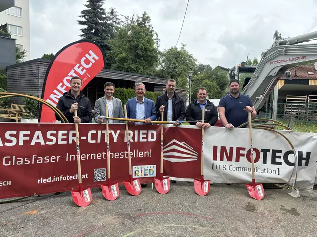  Infotech-Projektleiter Dietmar Huber, SPÖ Stadtrat Christian Hilpold, Bürgermeister Bernhard Zwielehner, die Infotech-Geschäftsführer Bernhard Schuster und Stefan Kitzmantl sowie Manuel Nimmervoll von der Glasfaseranschluss Bau GmbH beim Spatenstich
  | Foto:  MeinBezirk