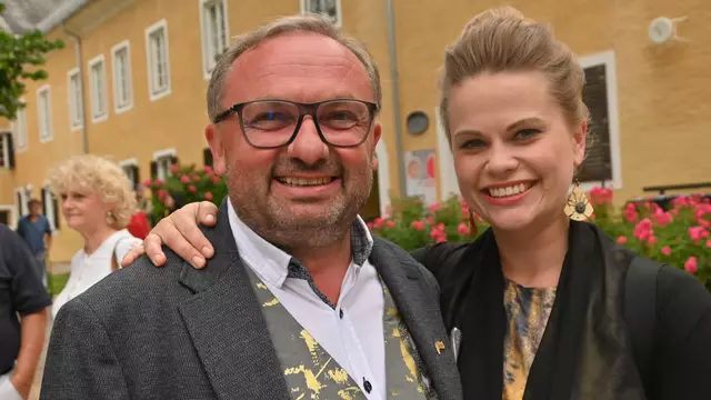 Hausherr Stiftspfarrer Slawomir Czulak und Winnie Posselt, Leiterin von Haus der Künstler Gugging