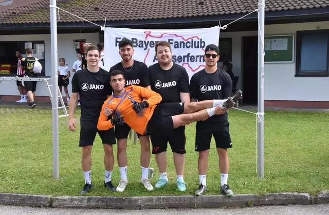 Auch dieses Jahr lädt der FC Bayern Fanclub Außerfern alle Fußballfans, und die, die es noch werden wollen, zu ihrem 11-Meter-Turnier ein. Im Bild: die letztjährige Siegermannschaft. | Foto: FC Bayern Fanclub Außerfern