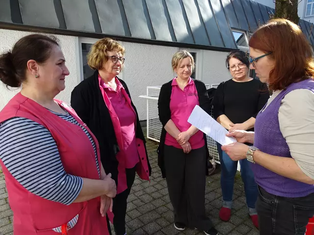 Besprechung mit Reinigungsdamen - ganz rechts im Bild Marianne Gogg | Foto: Katrin Böhler