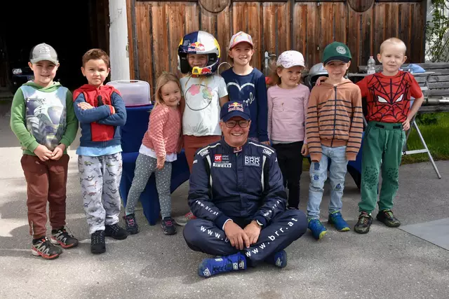 Raimund Baumschlager freute sich über den Besuch der Kindergarten-Kinder. | Foto: Illmer