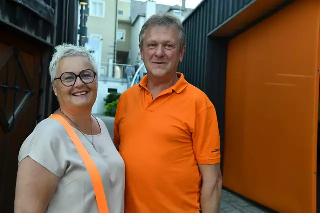 Hilfswerk Vereins Obfrau von Oberneukirchen, Anneliese Bräuer, mit Gatte Gerhard Bräuer beim vorigen Sektempfang für das fleißige Team. 