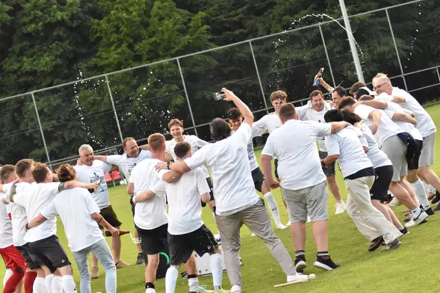 Nach dem Schlusspfiff wurde bei den Stainzern ausgiebig gefeiert. | Foto: MeinBezirk/Simon Michl