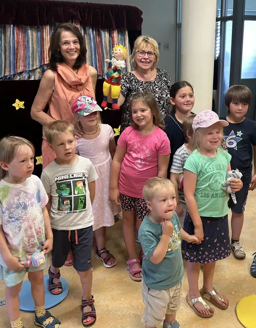 Ursula Liebmann und Isabella Vermeulen mit einem Teil der jungen Gäste | Foto: Bücherei
