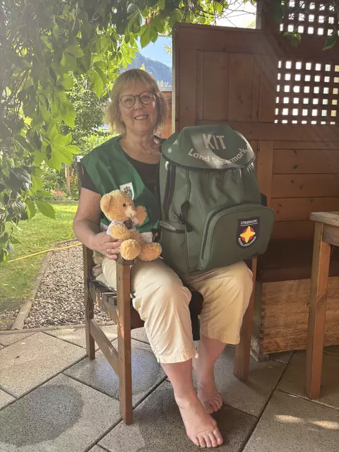 Bei ihren Einsätzen immer dabei ist ein fertig gepackter Rucksack, auch ein kleiner Bär gehört mit ins Gepäck. | Foto: Kern