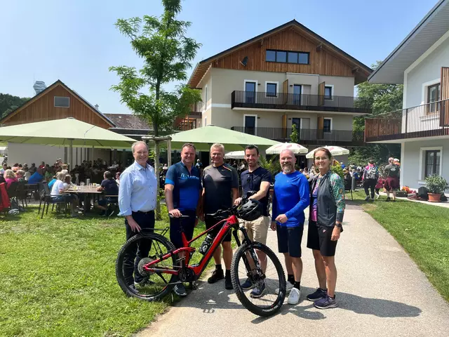Freuen sich über den erfolgreichen Start in die Radsaison am Kleinen Erlauftalradweg: Die Bürgermeister Erich Buxhofer (Gresten-Land), Franz Sonnleitner (Wang), Harald Gnadenberger (Gresten), Manfred Wieser (Randegg), Reinhard Nosofsky (Reinsberg) und Vizebürgermeisterin Eva Wallner (Wolfpassing) | Foto: eisenstrasse.info