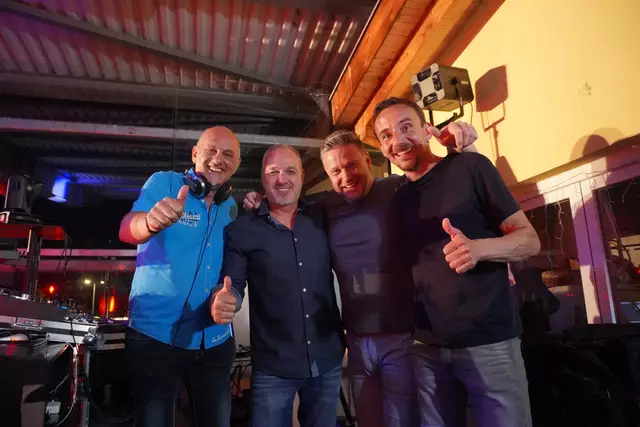 DIe vier DJs des Abends spielten neben Evergreens, Schlagern und 90er Partyhits auch Musik, die heute in der Alten Mühle zu hören sein würde.  | Foto: Alicia Martin Gomez