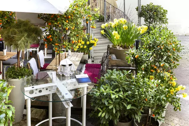 Mit üppigen Blumenarrangements gleicht das Pianino einem "kleinen botanischen Garten"