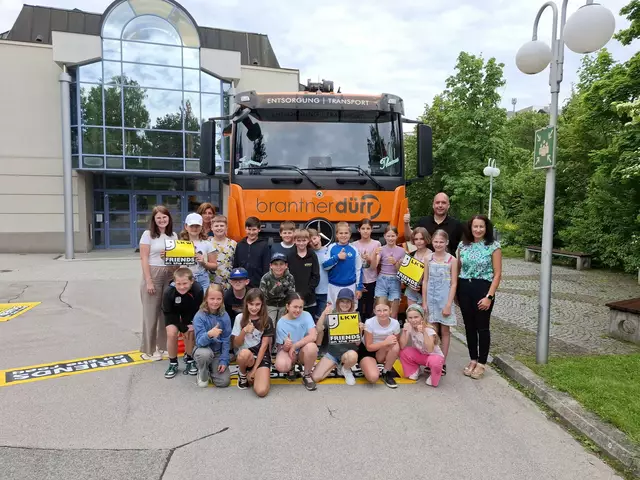 In je einem Workshop erarbeiteten die SchülerInnen der zwei 4. Klassen am 6. Juni gemeinsam mit Geschäftsführer Alexander Dürr von der Firma Brantner-Dürr sowie Workshop-Leiterin Elke Winkler auf spielerische Art alles Wissenswerte zum Thema Lkw – besonderer Schwerpunkt dabei ist immer die Sicherheit im Straßenverkehr. | Foto: VS