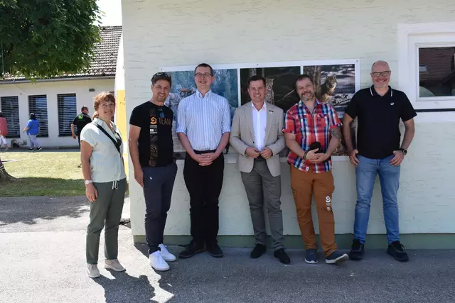 Mit Fotograf Urosh Grabner (2. v. re.), Bürgermeister Patrick Skubel (3. v. re.) und Gerald Hartmann wurde die Ausstellung eröffnet. | Foto: MeinBezirk.at