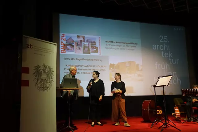 Josef Schütz eröffnete gemeinsam mit Tochter Simone Schütz (r) den 25: Architekturfrühling, Moderation Architektin Veronika Müller (m).  | Foto: Helmut Eder