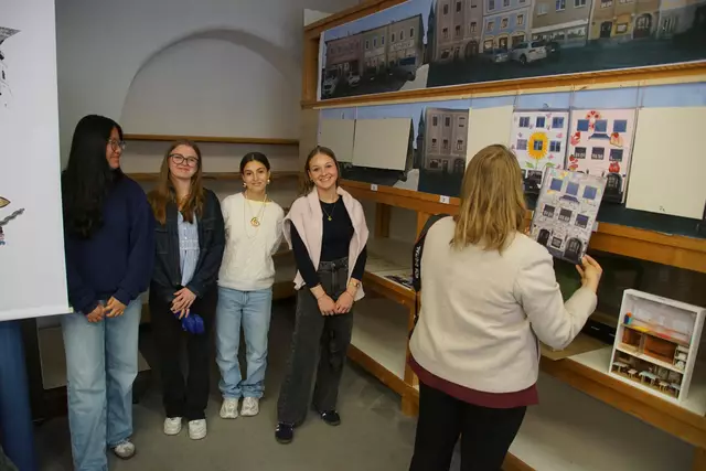 Die Schüler des BG-BRG Rohrbach präsetieren ihre Ausstelung zum Thema: “Schattenspiel.” | Foto: Helmut Eder