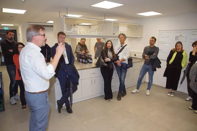 Braumeister Reinhard Bayer bei der Führung durch das neue Sudhaus der Stiftsbrauerei Schlägl.  | Foto: Helmut Eder