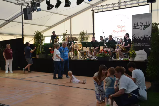 Nach der offiziellen Eröffnung heizte "Blechsound" der Menge ein. | Foto: Jennifer Flechl