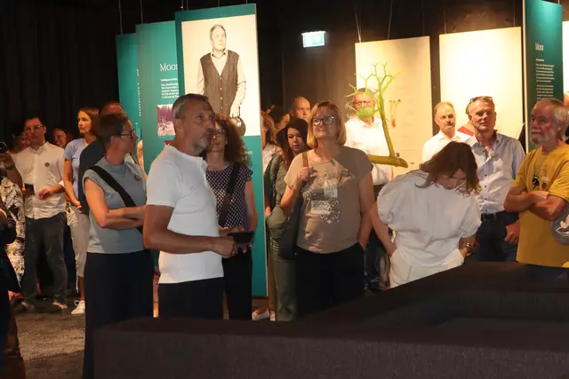 Geschäftsführer Ernst Partl erklärt die verschiedenen Bereiche der Ausstellung. | Foto: Seelos