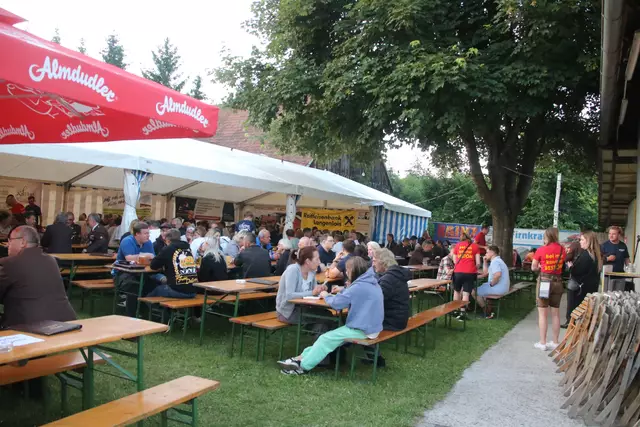 Blick auf Gastgarten und Festzelt des Festes der Freiwilligen Feuerwehr Reith.