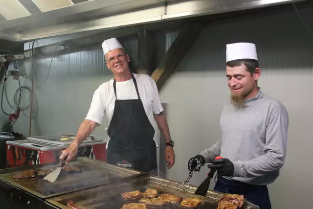Die Zwei vom Griller sorgten für gschmackige Fleischportionen auf den Tellern.