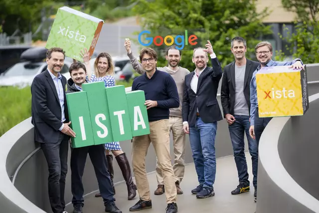 Vertreter:innen von ISTA, xista und Google freuen sich über die Zusammenarbeit in der Forschung. Auf der Brücke zwischen ISTA und dem xista science park (v.l.n.r.): Martin Hetzer (ISTA, Präsident), Dan Alistarh (ISTA, Professor), Sophie Bundle (xista, COO), Johannes Danzl (ISTA, Professor) Ruslan Guseinov (Google), Thomas Auzinger (Google), Bernd Bickel (ISTA, Professor), Markus Wanko (xista, Managing Director)
 | Foto: ISTA