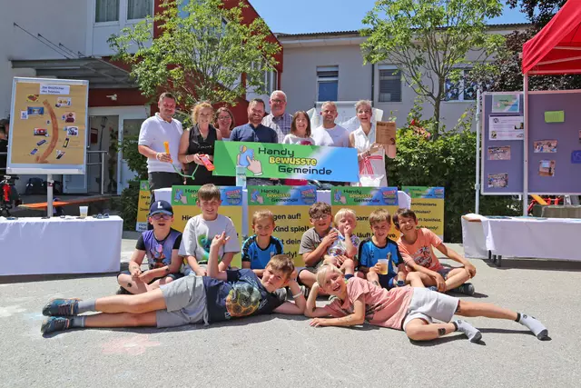 "Handy Bewusste Gemeinde" - diese Mission vereint das stolze Projektteam, Bürgermeisterin, Medienexperten und ihre Zielgruppe in Luftenberg.