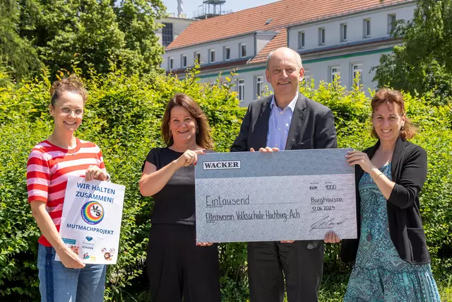 Bei der Spendenübergabe v. l.: Karolina Wrobel vom Elternverein, Schulleiterin Silke Lanz, Wacker-Werkleiter Peter von Zumbusch und Lehrerin Tina Strasser. | Foto: Wacker Chemie AG