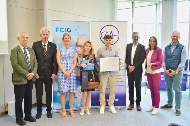 Maturant David Zwigl wurde am 11. Juni von der Gesellschaft Österreichischer Chemiker (GÖCH) in der Wirtschaftskammer Wien für seine Maturarbeit zur Umweltchemie als österreichweit „Beste Arbeit“ ausgezeichnet.  | Foto: GÖCH 