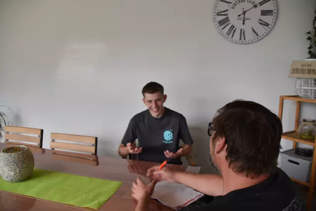 Der 18-jährige Julian Wolmerdorfer aus Gresten gibt im Interview mit MeinBezirk-Redaktionsleiter Roland Mayr Auskunft über seine große Leidenschaft zu seinem Beruf als zahnärztlicher Fachassistent. | Foto: Natalie Wolmersdorfer